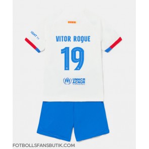 Barcelona Vitor Roque #19 Replika Bortatröja Barn 2023-24 Kortärmad (+ Korta byxor)